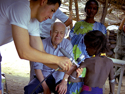 Charles Mérieux assistant à une vaccination en Afrique
